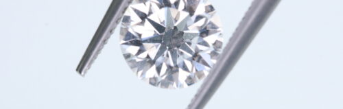 Round diamond in a pincet
